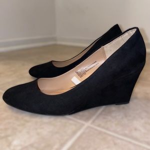 Black suede wedges 🖤